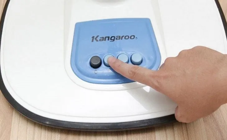 Kỹ thuật viên đang kiểm tra sơ độ mạch điện của quạt khi thiết bị không khởi động