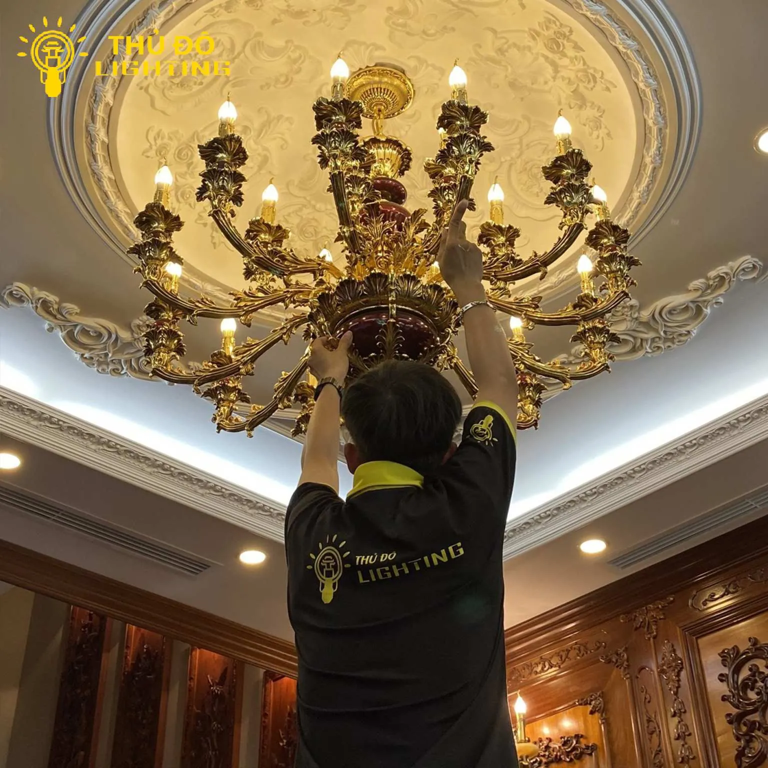 Nhân viên kỹ thuật đang kiểm tra độ hoàn thiện của khung đồng trên mẫu đèn chùm trước khi bàn giao