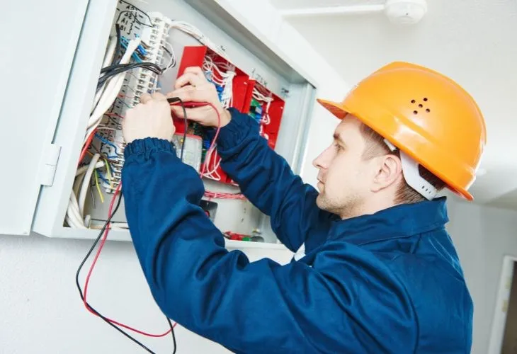 Sử dụng băng dính điện chuyên dụng để bọc các mối nối dây tụ