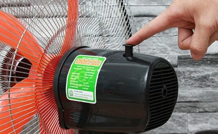 Bộ phận tuốc năng chuyển hướng của quạt bị hư hại khiến thiết bị không thể xoay