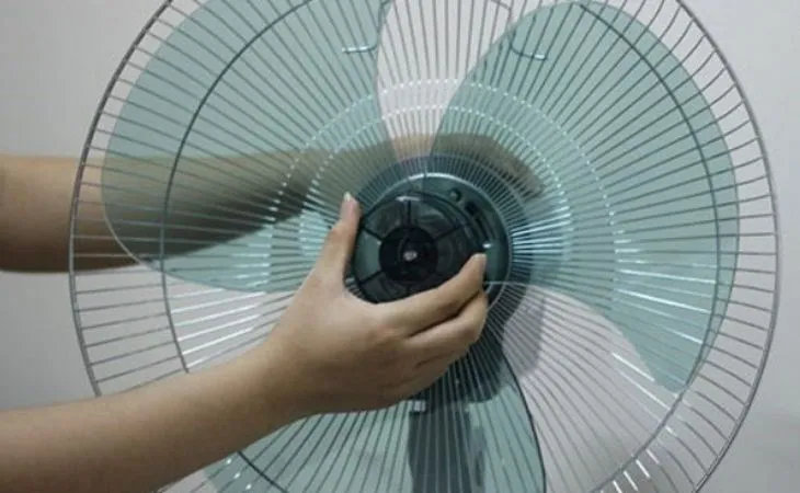 Quạt đứng bị rung lắc mạnh gây ra tiếng ồn lớn và mất an toàn khi sử dụng