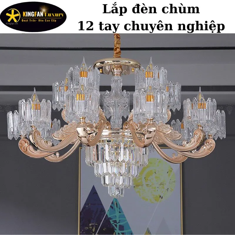 Thợ lắp đèn chùm đang tỉ mỉ gắn các viên pha lê lên khung đèn 12 tay