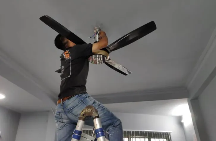 Cố định bít nở sắt vào trần nhà là bước cực kỳ quan trọng để đảm bảo quạt không bị rơi
