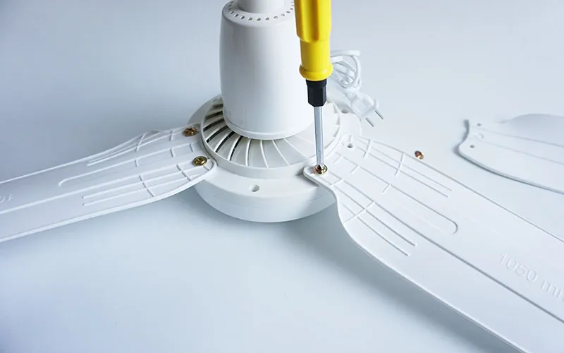 Quá trình kiểm tra điện và khớp nối cuối cùng trước khi đưa quạt lên móc treo cố định