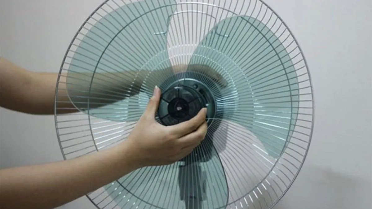 Kỹ thuật viên đang kiểm tra độ cân bằng của cánh quạt nhựa để giảm rung chấn