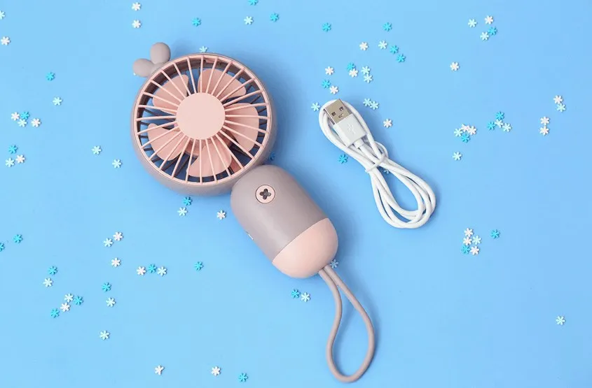 Kỹ thuật viên kiểm tra linh kiện bên trong để tìm cách sửa quạt mini hiệu quả