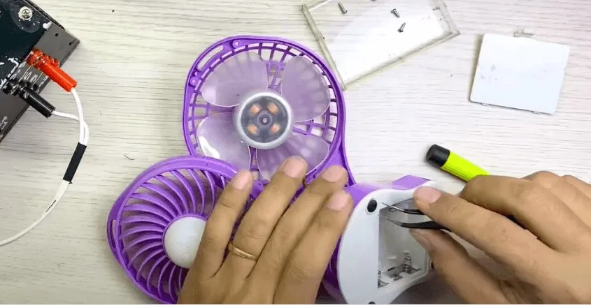 Tháo rời các bộ phận của quạt để quan sát mạch điện và motor DC bên trong