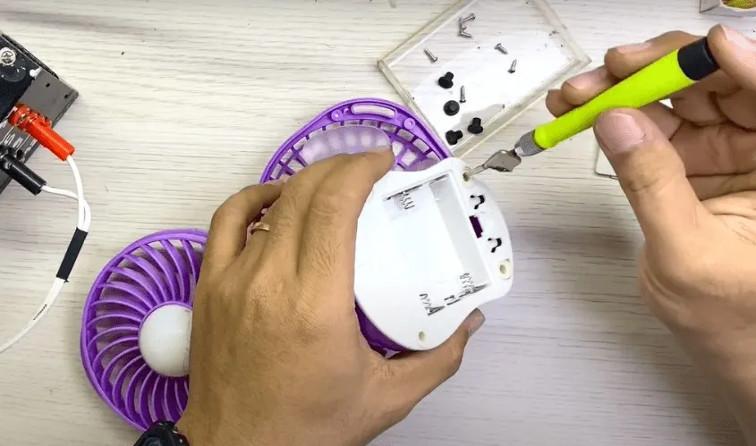 Lắp ráp lại quạt mini đúng vị trí các khớp nối sau khi đã hoàn tất quy trình sửa chữa