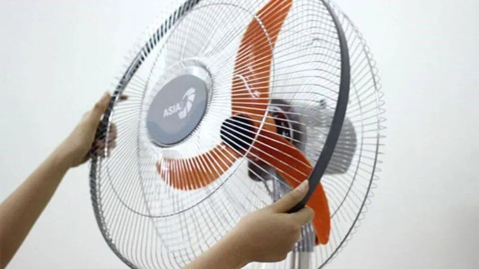Cách tháo cánh quạt điện kiểu đứng