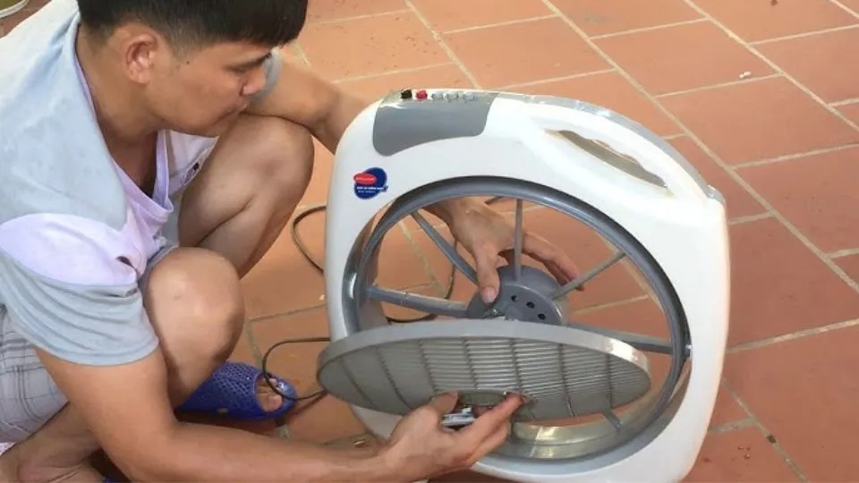 Cách tháo cánh quạt điện kiểu hộp