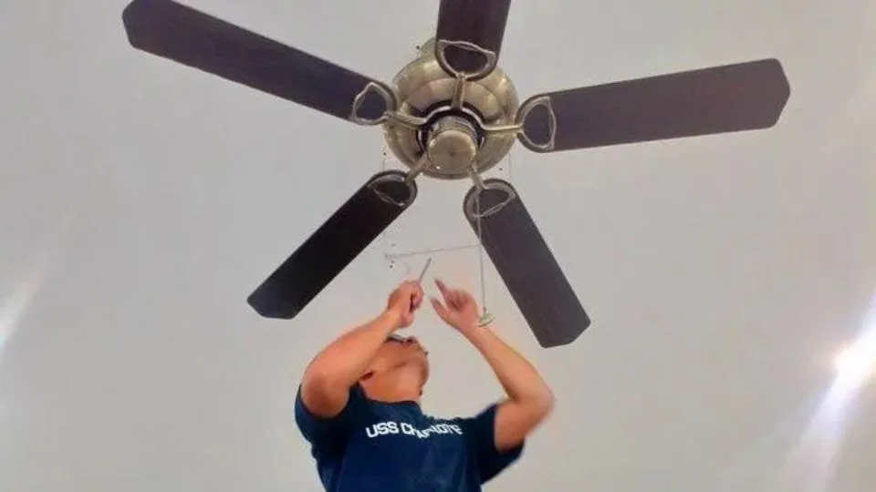 Cách tháo cánh quạt trần