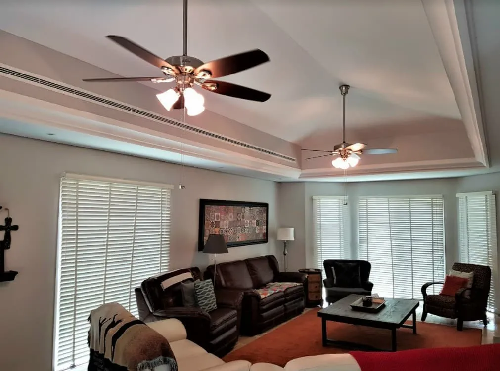 Kỹ thuật viên đang kiểm tra thông số kỹ thuật và công suất quạt trần trên nhãn máy