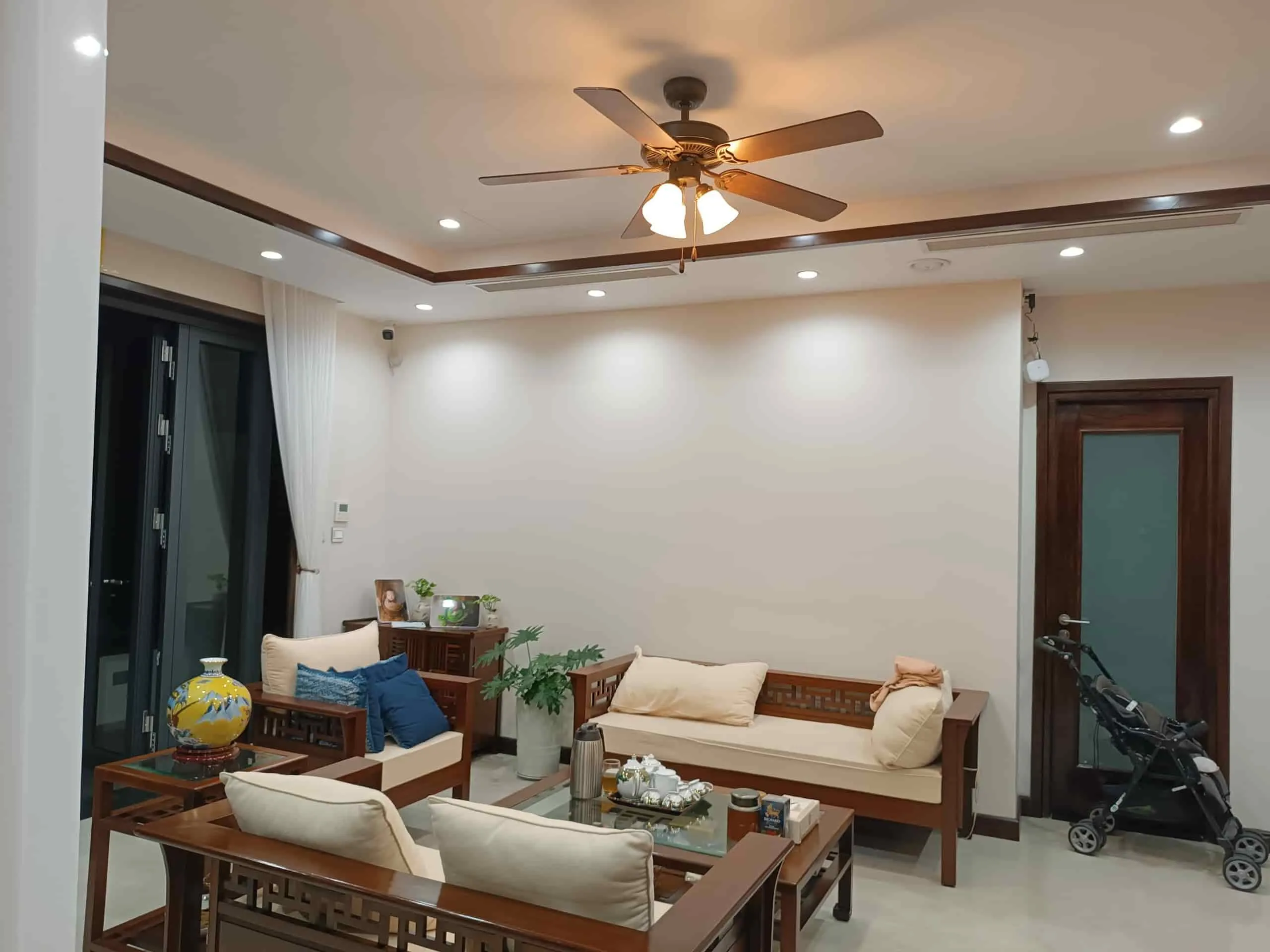 Mẫu quạt trần hiện đại được lắp đặt trong không gian phòng khách để tối ưu lưu thông không khí