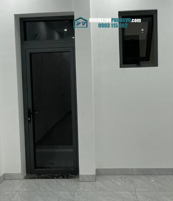 Chi tiết khung nhôm Xingfa vân gỗ tạo cảm giác ấm cúng cho không gian nghỉ ngơi