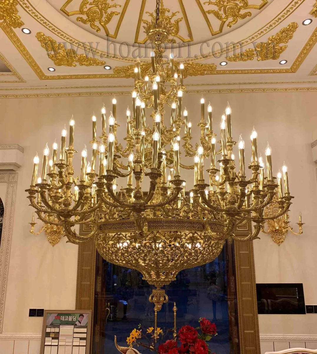 Mẫu đèn chùm đồng HT759/100 với kích thước đồ sộ phù hợp cho không gian đại sảnh lâu đài