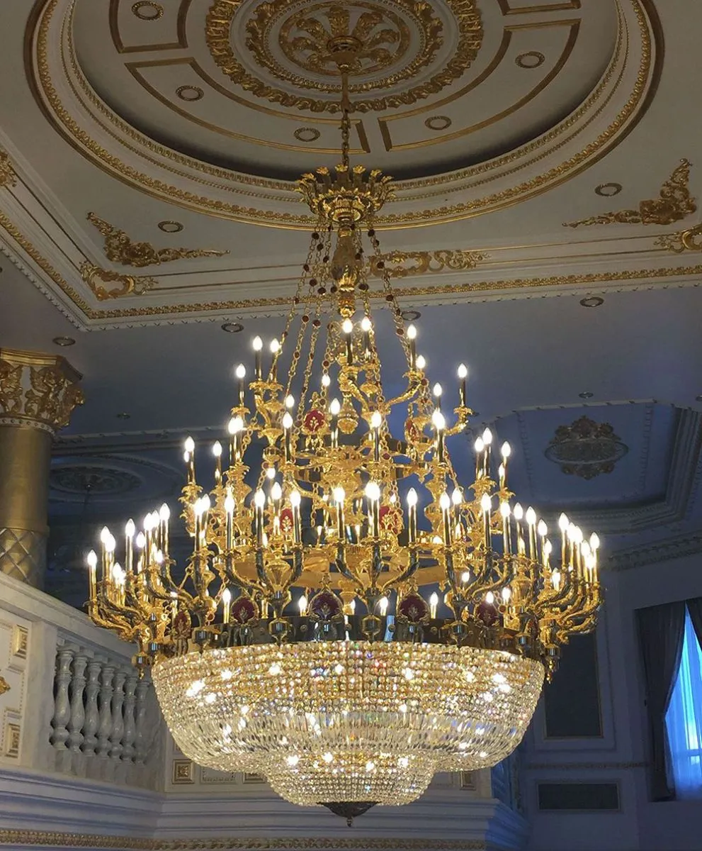 Sự kết hợp hoàn hảo giữa thân đồng và hạt pha lê Asfour tạo nên vẻ đẹp sang trọng cho phòng khách