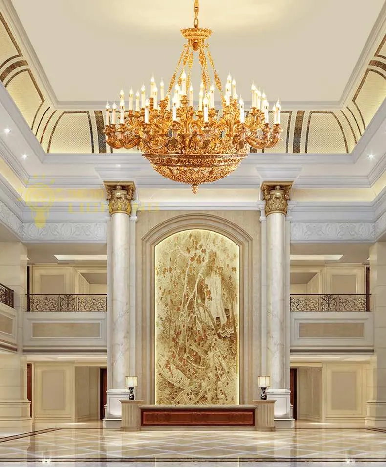 Bộ đèn trang trí phong cách Châu Âu với các tay đèn uốn lượn tỉ mỉ tạo điểm nhấn quyền quý