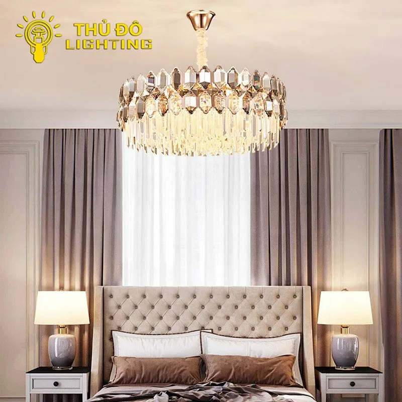 Mẫu đèn chùm pha lê cao cấp với thiết kế nhiều tầng bắt mắt giúp tán sắc ánh sáng rực rỡ