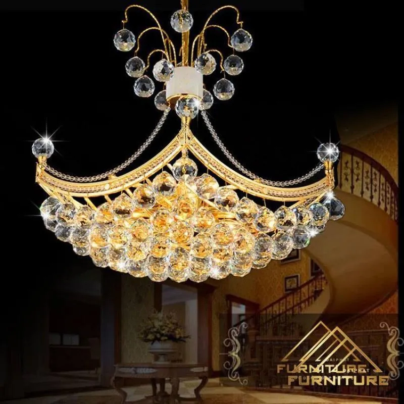 Đèn chùm nghệ thuật kết hợp giữa chất liệu kim loại và pha lê tạo ra hiệu ứng ánh sáng lấp lánh