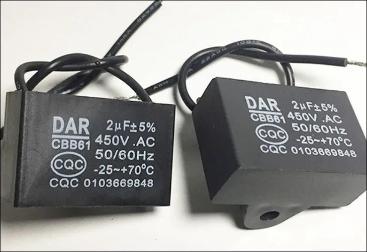 Nhân viên kỹ thuật đang kiểm tra bo mạch và vị trí đặt tụ điện