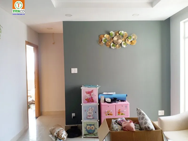 Kỹ thuật viên thực hiện thi công giấy dán tường tại căn hộ chung cư ở Sài Gòn