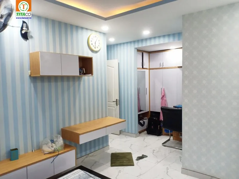 Mẫu giấy dán tường sọc đứng màu xanh nhạt giúp nới rộng không gian cho phòng ngủ nhỏ