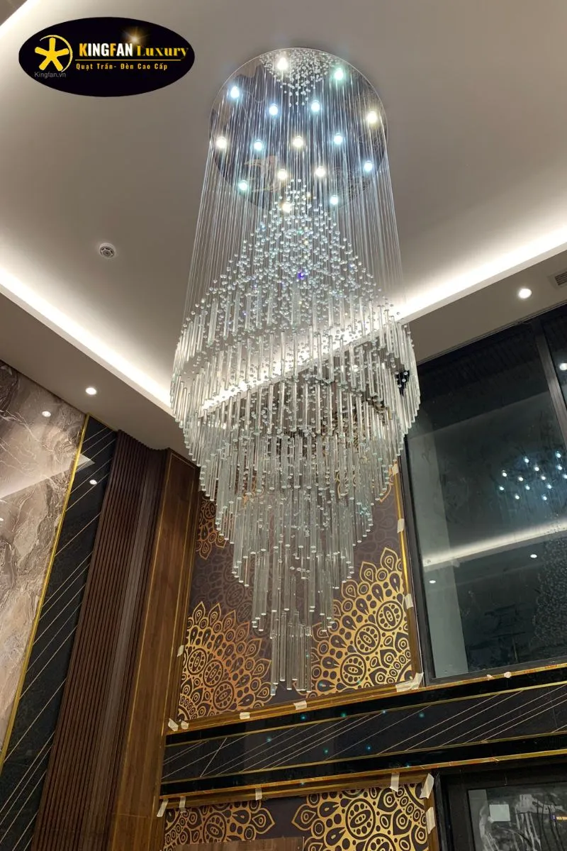 Mẫu đèn chùm pha lê cao cấp được lắp đặt chuẩn tỉ lệ trong không gian phòng khách
