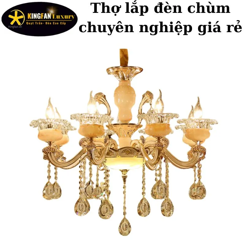 Hình ảnh thợ lắp đèn chùm đang đấu nối dây điện và kiểm tra khung xương trần