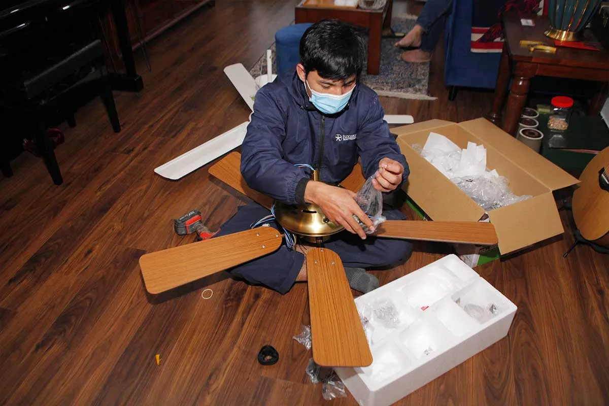 Kỹ thuật viên thực hiện thao tác kiểm tra độ chặt của bu lông động cơ