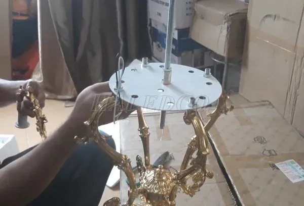 Lắp ráp chao đèn vào vị trí tay đèn đã cố định chắc chắn