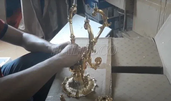 Quá trình lắp các tay đèn vào trục chính theo hướng dẫn lắp đèn chùm đúng cách