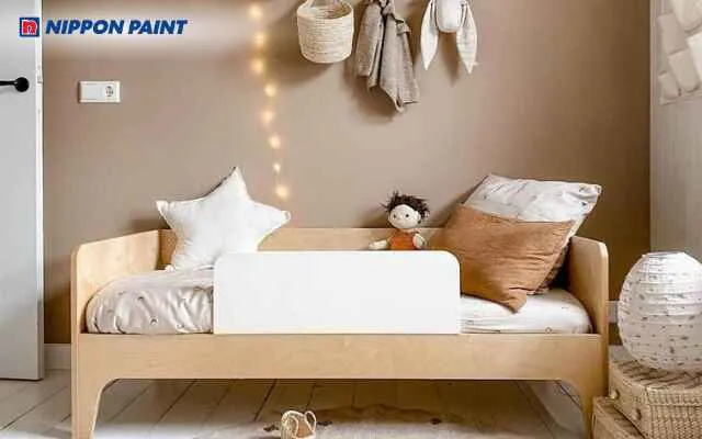 Màu vàng rực rỡ mang đến cảm giác vui tươi cho phòng ngủ của bé