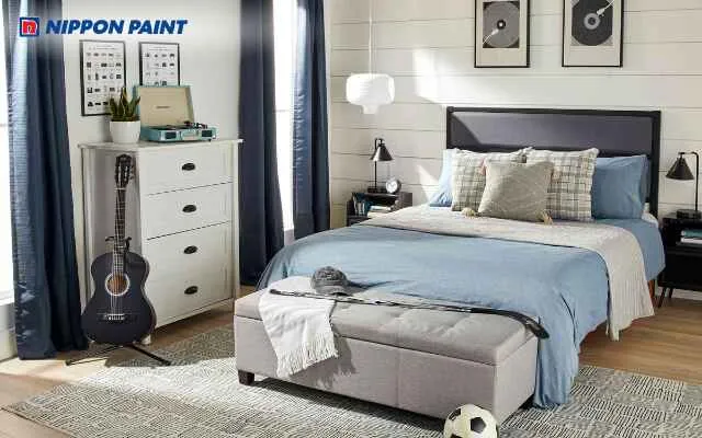 Bé trai đang chơi đùa trong không gian phòng ngủ có màu sắc sinh động và hài hòa