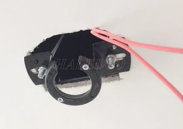 Mẫu móc treo đèn được lắp đặt kiên cố trên nền bê tông cốt thép