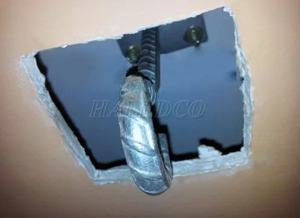 Chi tiết hệ thống móc treo được khoan bắt trực tiếp vào trần bê tông phía trên lớp trần giả