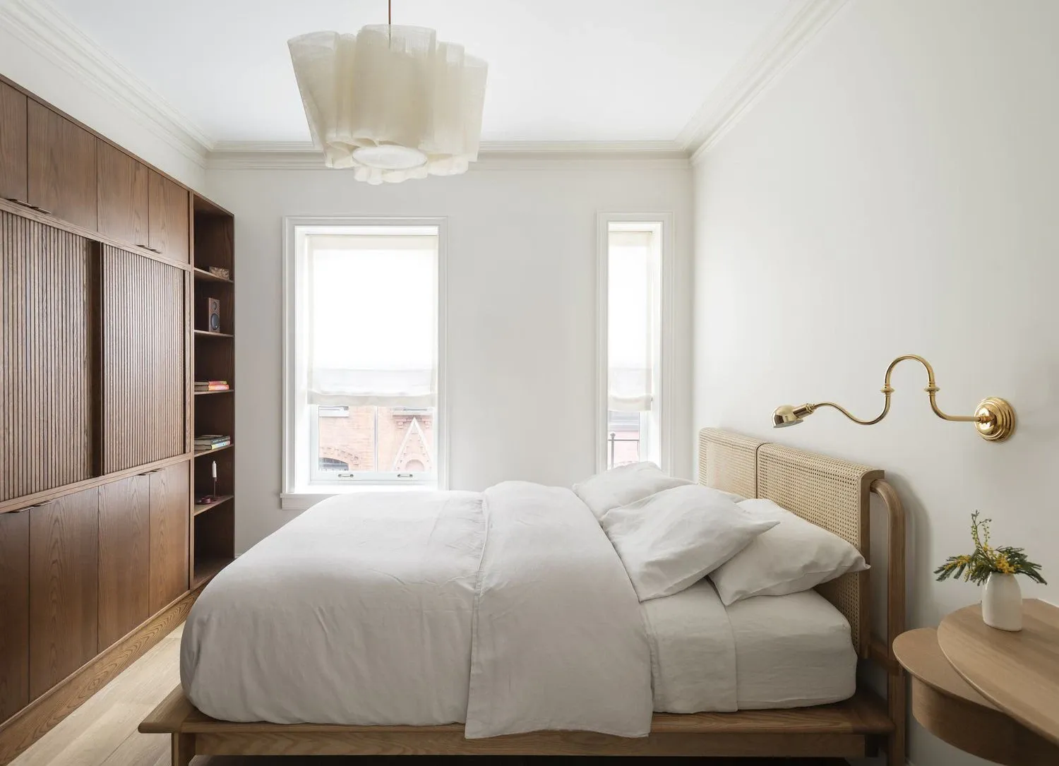 Thiết kế nội thất phòng ngủ tone trắng kết hợp tủ quần áo gỗ