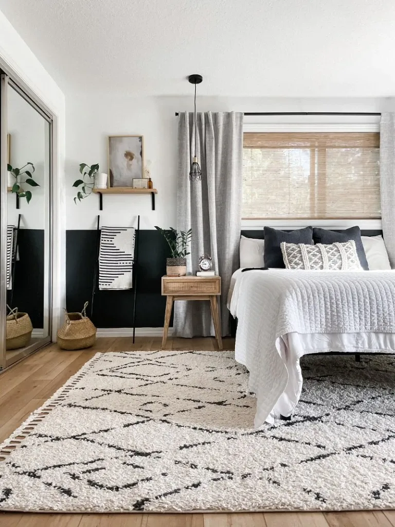 Phòng ngủ mộc mạc với cửa sổ lớn đón sáng và nội thất gỗ đơn giản tạo cảm giác thư thái