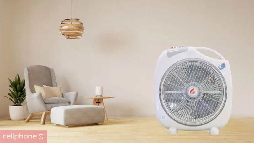 Quạt hộp có thiết kế khung nhựa bảo vệ chắc chắn giúp tăng tính an toàn cho người dùng khi đặt dưới sàn