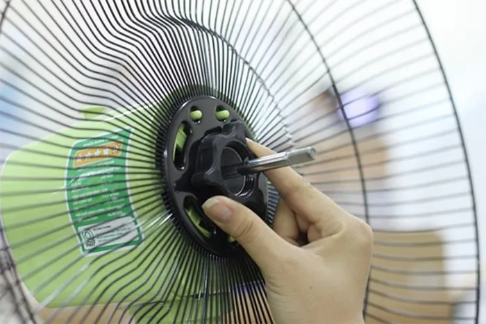 Kiểm tra độ rơ của trục quay để xác định mức độ hư hại của bạc đạn