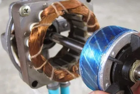 Trực quan hiện tượng trục quạt bị bám bẩn và khô dầu dẫn đến sự cố bó bạc