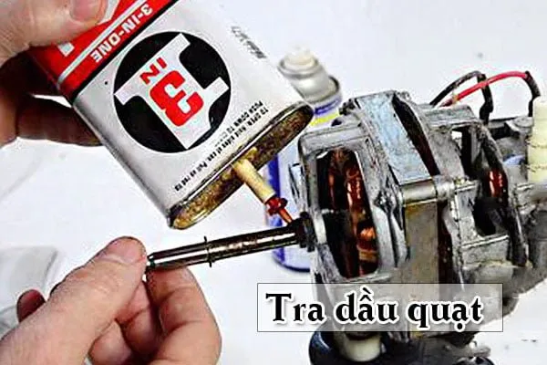Thực hiện bôi trơn trục quạt bằng dầu máy chuyên dụng sau khi vệ sinh sạch bụi