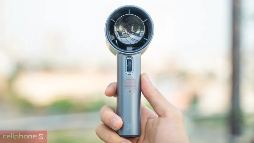 Cấu tạo chi tiết cánh quạt và khung nhựa ABS cao cấp của một mẫu quạt mini hiện đại