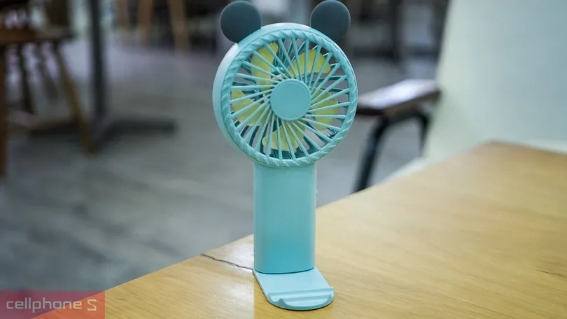 Quạt để bàn mini có chân đế chắc chắn và khả năng điều chỉnh góc nghiêng linh hoạt