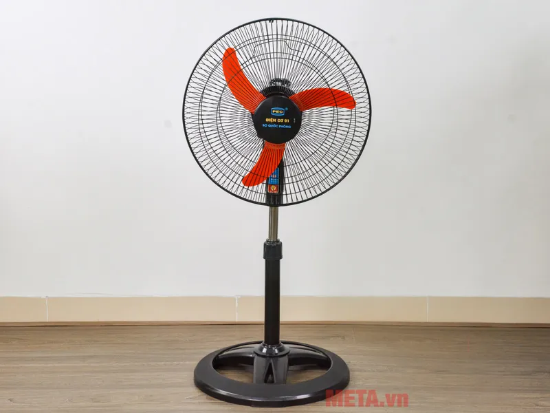 Mẫu quạt đứng Điện Cơ 91 QR-THA với thiết kế ba cánh màu cam nổi bật