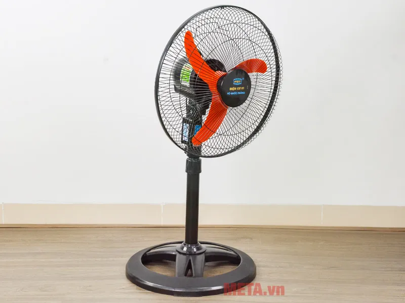 Quạt có khả năng xoay đảo chiều linh hoạt giúp phân bổ luồng gió đều khắp diện tích phòng