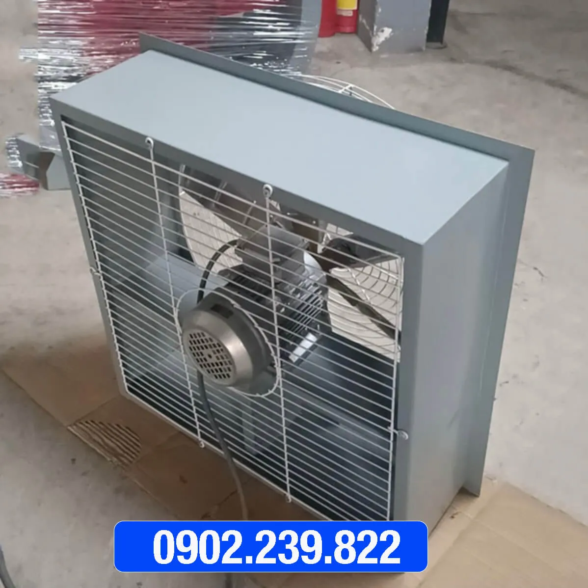 Quạt hút gió công nghiệp kích thước lớn 700x700 đặt cạnh dòng 400x400 để so sánh sự khác biệt về quy mô
