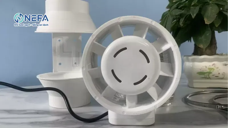 Hệ thống quạt thông gió được lắp đặt hoàn thiện trên bề mặt tường phẳng