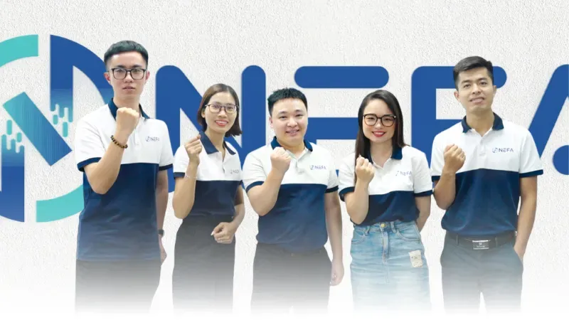 Kỹ thuật viên thực hiện các bước đấu nối điện và cố định quạt vào khung tường