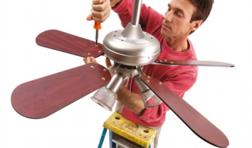 Quạt trần bị rơi khỏi vị trí treo gây hư hại nghiêm trọng cho sàn nhà