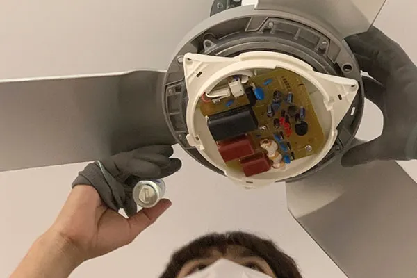 Cấu trúc thiết bị kém chất lượng bị bung rời sau khi rơi xuống đất